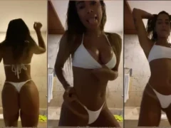 Anitta arrasando com seus movimentos de dança de biquíni no banheiro