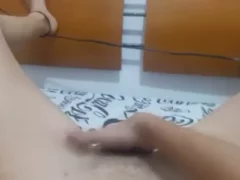 Mulher fazendo barulhos enquanto se estimula sozinha