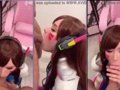 Sweetiefox fazendo cosplay de Dva mamando um pau grande