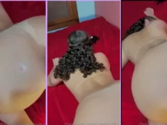 Uma garota alegre de quatro levando uma penetrada de um brinquedo rosa e soltando uns gemidos deliciosos