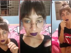 Adolescente com poucos recursos fazendo strip na transmissão ao vivo para agradar os homens