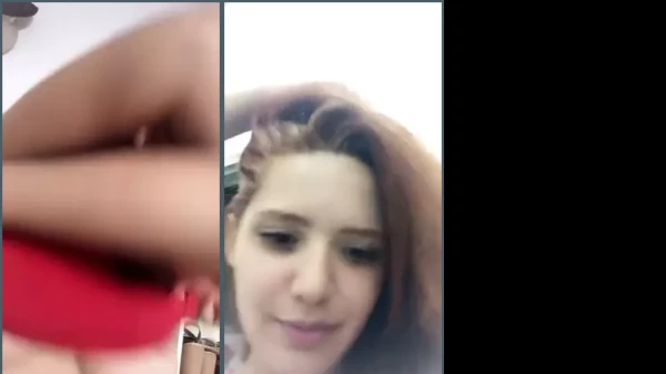 Jovem atraente fazendo live exibindo seu corpo e batendo papo