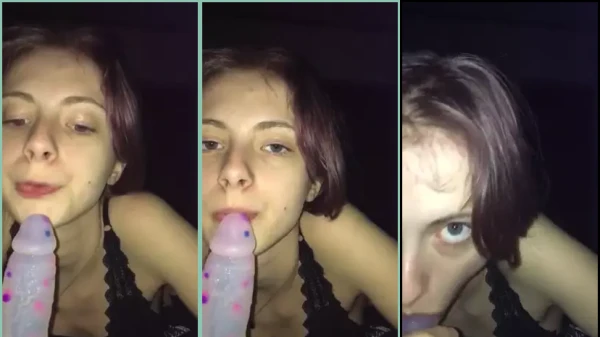 Novinha cheia de charme se divertindo com um brinquedinho, fazendo com tudo!