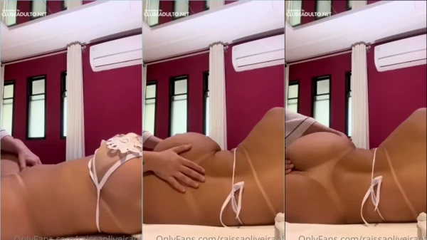 Raissa Oliveira nua dando um amasso na bundinha delícia