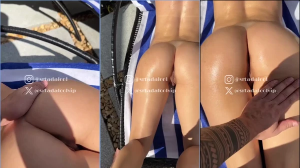 Clara Dalcol liberou um vídeo sexy, curtindo um bronzeado na companhia de uma amiga bem recheada