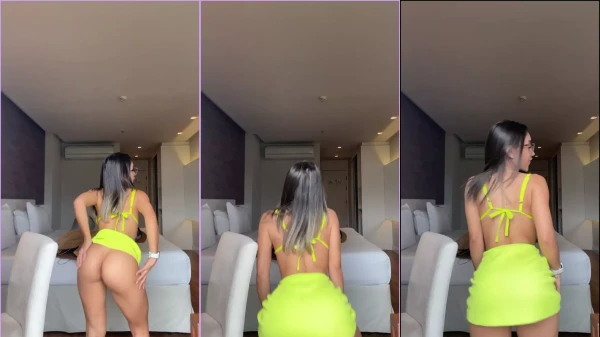 Ester Muniz rebolando de mini saia e top, com aquela dançinha cheia de sensualidade