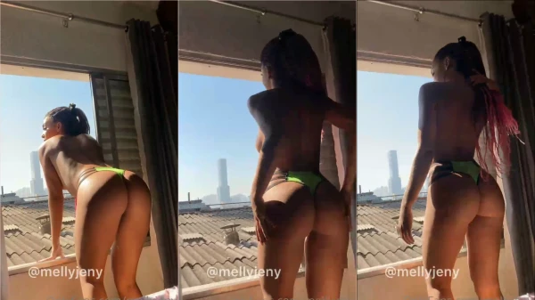 Melly Jeny foi flagrada na internet sem sutiã