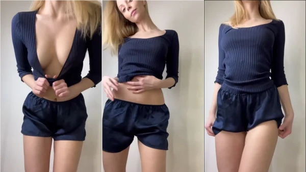Nikkimillslife levantando a blusa e exibindo os peitos