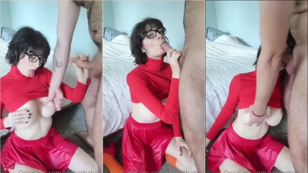 Rocketbabey de joelhos, fazendo um oral safadinho