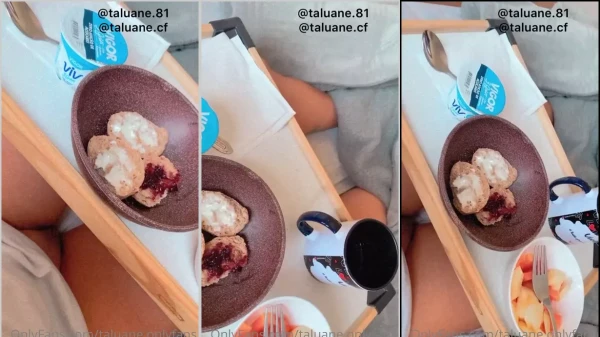 Taluane de boa, sem calcinha, tomando café da manhã