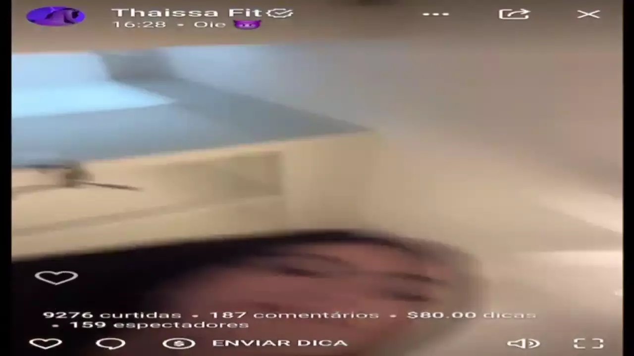 Thaissa Fit, a gostosona safadinha, se remexendo de quatro na cama