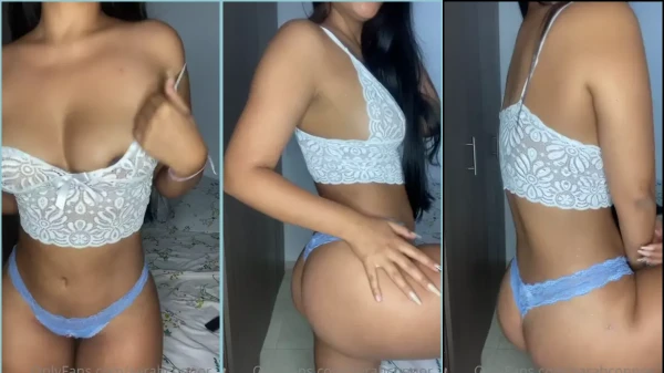 Dani Tirado, a novinha morena ousada, se despindo da calcinha