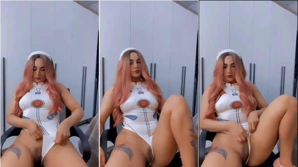 Taty Silva relaxando na cadeira de maiô com a bunda rechonchuda