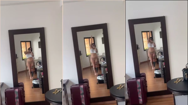 Ella Arievilo, uma delícia, se exibindo de um jeito todo especial no espelho