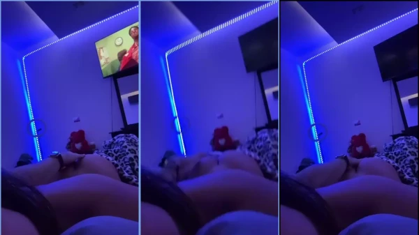 Emily Gori tá lá, deitadinha na simplicidade, enquanto o danadinho não perde a chance de acariciar a bunda dela