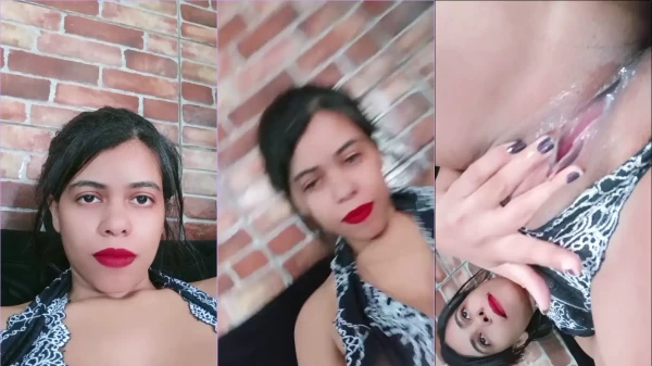 Vídeo Lives Buzz com morena se divertindo sozinha com a xoxota