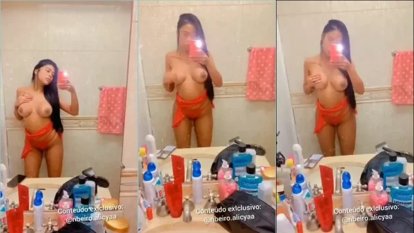 Alicya Ribeiro adora mostrar seu corpão nu!