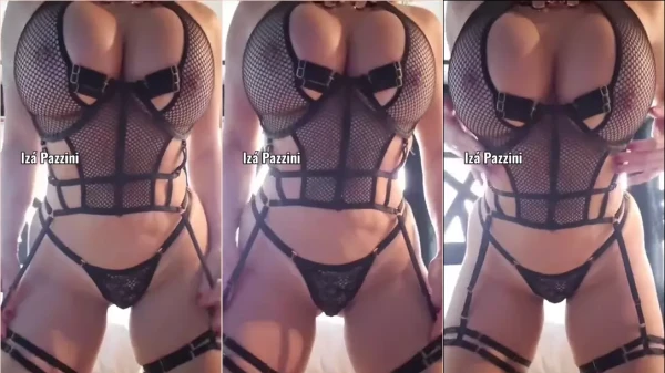 Atraente Isabella Pasini exibindo uma calcinha bem provocante