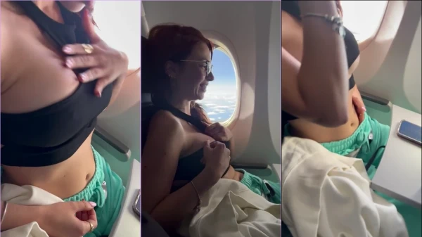 Cibelly Ferreira fazendo pose dentro do avião