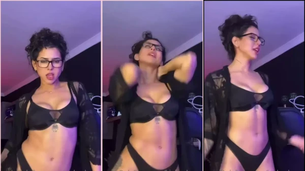 Gata cheia de curvas rebolando com uma calcinha preta incrível