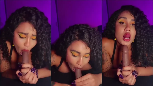 Larya Von mostrando os peitos e fazendo um boquete no dildo