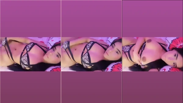 Melanyphs com a mão na calcinha se divertindo com a própria siririca