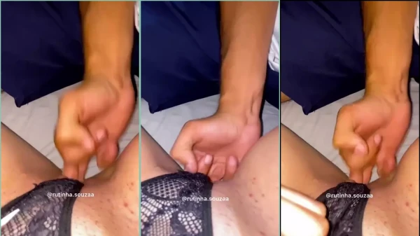 Rute Souza fazendo barulhinho, se divertindo com os dedos lá no localzinho
