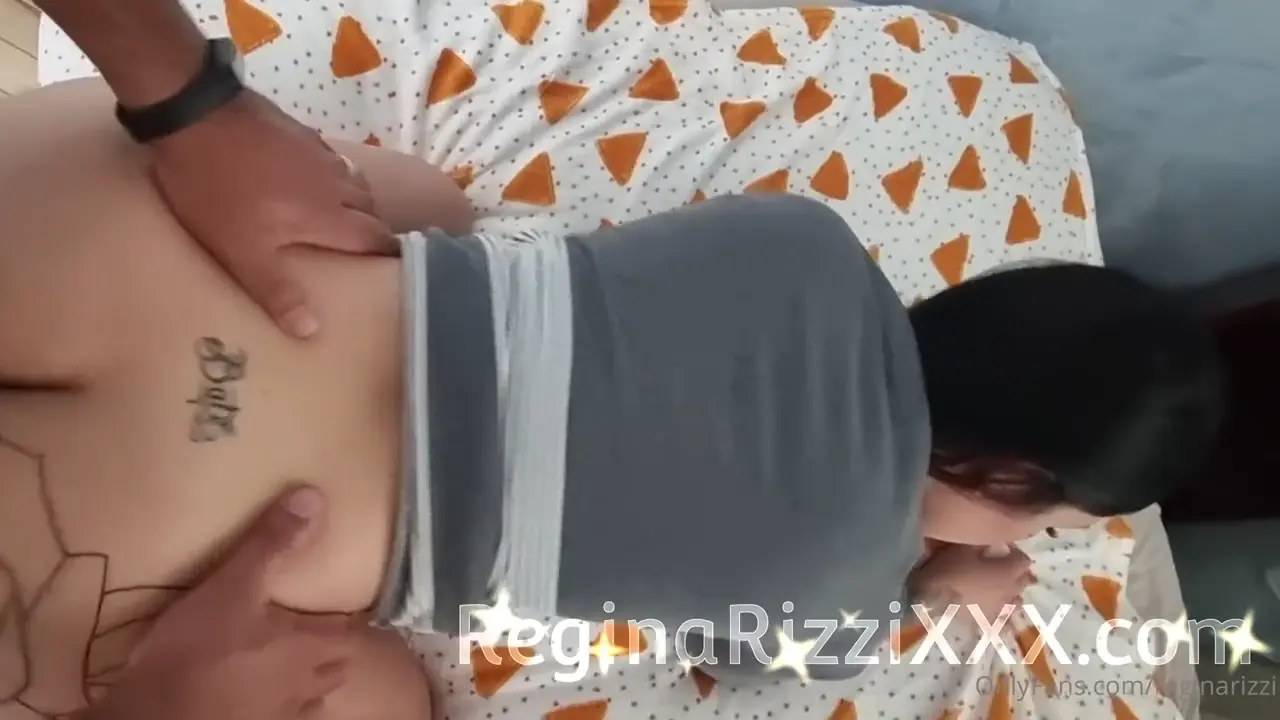 Vídeo caseiro da Regina Rizzi e uma amiga se divertindo com um cara bem dotado