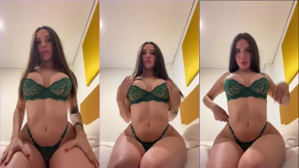Ale em roupa íntima, deixando tudo mais provocante