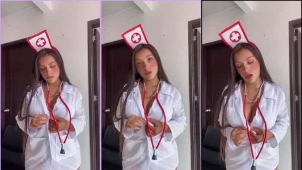 Anamaria Contreras com aquele look de enfermeira pimenta!