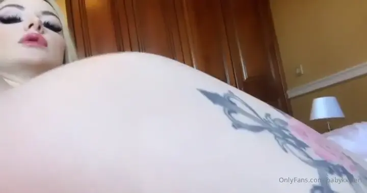 Bebezinha gostosa e safada, nua e loira