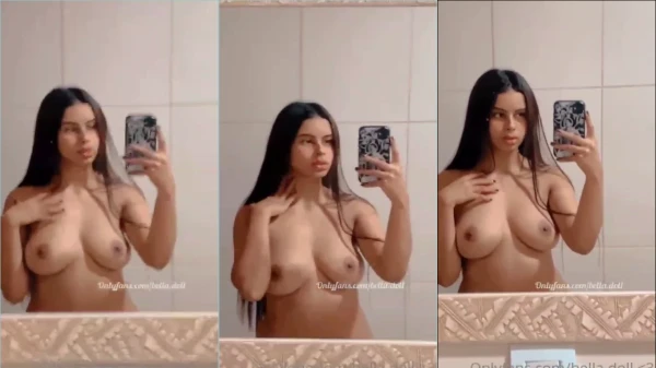 Bella Doll, uma gostosinha de tirar o fôlego, despiu-se toda no banheiro