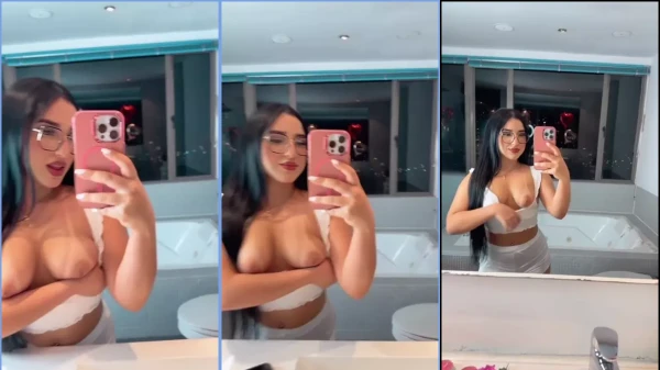 Genesis Diaz exibindo suas curvas no banheiro do OnlyFans