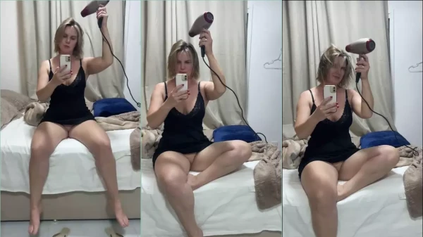 Julia Von Muhlen mostrando as teta dela