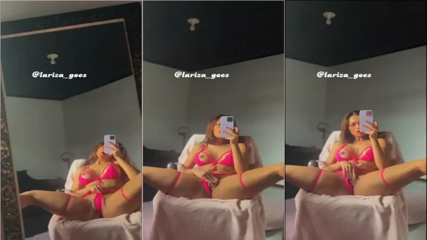 Lariza se dando aquele prazer na frente do espelho