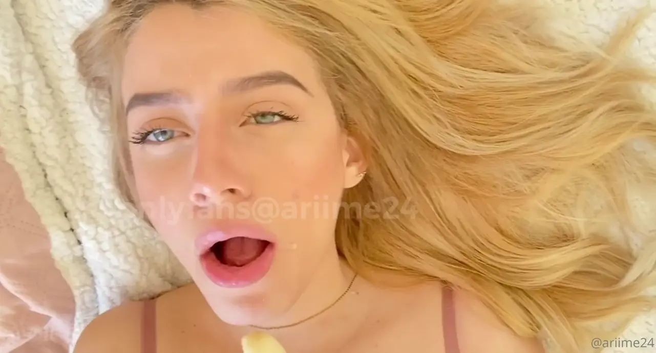 Princesa Ari com a banana na boca, do jeitinho que a gente gosta!