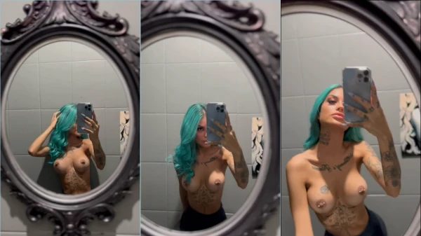 Tati Zaqui, a gostosona ousada, se exibindo com suas curvas de causar suspiros no espelho